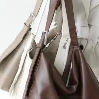 کارگر کیف زنانه