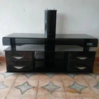 میز تلوزیون شیشه ای تمیز و سالم