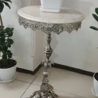 میز کنار سالنی