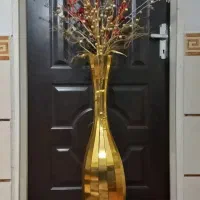 گلدان چوبی طلایی همراه با گل ۳۵۰