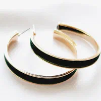 گوشواره نیم حلقه‌ای مخملی سبز، لمسی از طبیعت