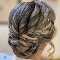 عروس ، میکاپ و شنیون همراهی