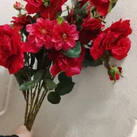 تعدادی گل مصنوعی