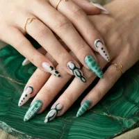 آموزش تخصصی کاشت ناخن فقط ۳۷۰۰ برای ۳ نفر اول