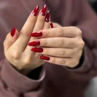 آموزش تخصصی و کاشت ناخن حرفه‌ای بانوان