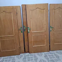 درب چوبی محکم در حد نو