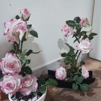 دوعدد گلدان وگل مصنوعی رز