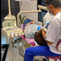 منشی مطب و دستیار کنار دندانپزشک