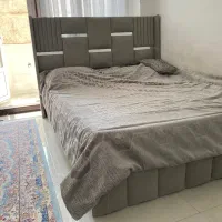 تخت دونفره و میز و آینه