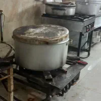 منقل دار و کارگر ساده در رستوران