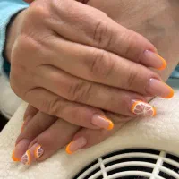 کاشت و طراحی ناخن حرفه‌ای مهرشهر