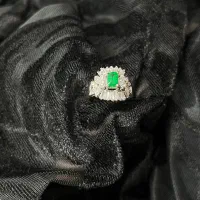 انگشتری زمرد نگین برلیان اصل