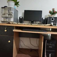 کامپوتر خانگی و میز هر دو با هم