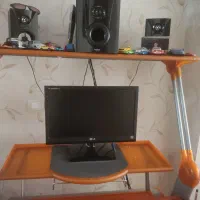 میز طراحی و کامپیوتر