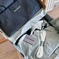 کتونی بالنسیاگا|کیف، کفش، کمربند|ساری, |دیوار