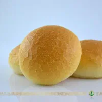 کارگر آشنا به تولید نان فانتیزی