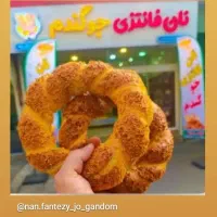 فروشنده خانم جوان