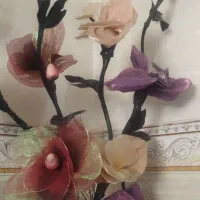 گل دکوری شیک  ۴ شاخه گل + گلدان چوبی