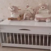 تخت نوزادی که برای میز تحریرهم استفاده میشود