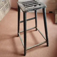 چهارپایه فلزی