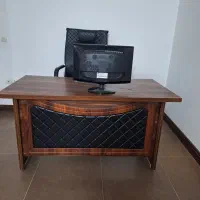 میزکار و صندلی چرم و پرده زبرا