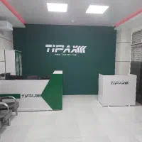 راننده با ماشین برای توزیع بسته های پستی