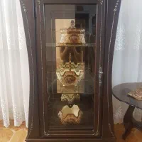 یک جفت ویترین چوبی