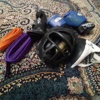 دستکش و ساق بند و کمربند و کلاه و بیضه بند رزمی