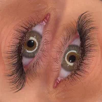 مدل برای کاشت مژه فقط هزینه مواد