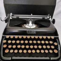 ماشین تایپ اریکا آلمانی فارسی نویس همراه باکس ۱۹۶۰