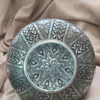 قلمزنی ظرف  تنگ سبک ریزه سیاه قلم|صنایع دستی و سایر لوازم تزئینی|اصفهان, آهنگران|دیوار