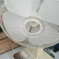 یک دستگاه پنکه دستی