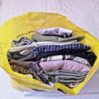 تعدادی لباس و کفش باهم و زیر قیمت ب فروش میرسد