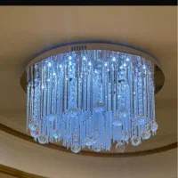 یک عدد لوستر سقفی  کاملا سالم