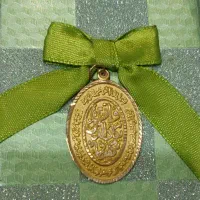 گردنبند طلا وان یکاد زیبا.