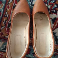 یک جفت کفش پاشنه بلند زنانه عسلی