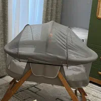تخت کنار مادر ننو نو  با تشک و بالش پشه بند است