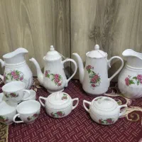 قوری و فنجان چای خوری و قندون و پارچ گل قرمزی