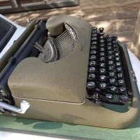 ماشین تایپ خاص و منحصربه‌فردو عتیقه در تمیزی