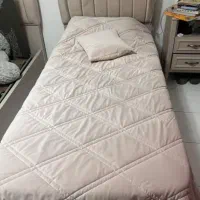 یک عدد تخت ی نفره تمیز و نو