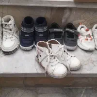 تعدادی کفش دخترانه و پسرانه