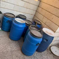 تعدادی دبه بشکه آبی پلاستیکی