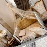 تخت کنار مادر