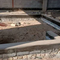 به دو نفر کارگر جهت در ساختمانی