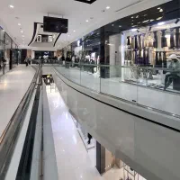 فروشنده خانم در بوتیک زنانه