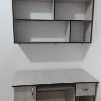 میز و کتابخانه