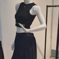 مانکن . مبلغ یه نقد مابقی چک لباسها میفروشم