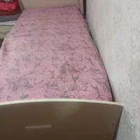 یه تخت یه نفره .  میز تحریر