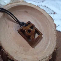 (۸۱)پلاک گردنبند دست‌ساز چوبی|بدلیجات|رشت, جانبازان|دیوار