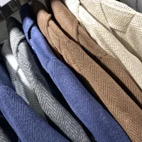 فروشنده خانم مانتو فروشی